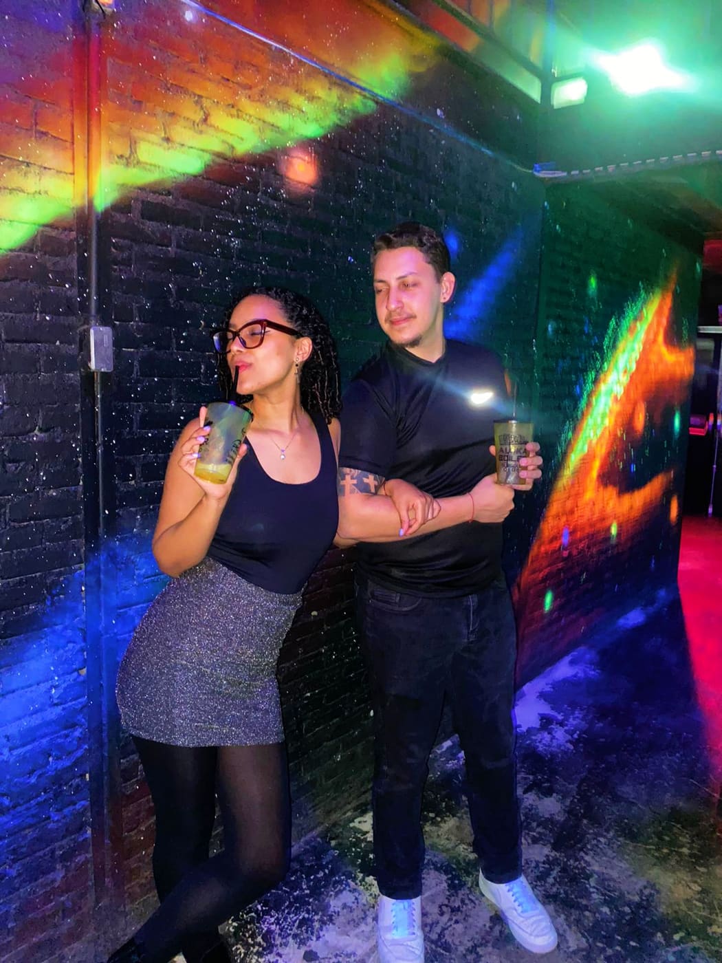 foto dos noivos posando em uma balada
