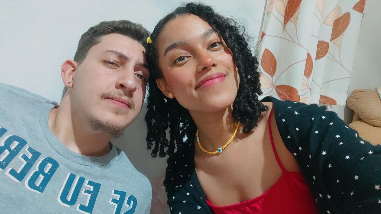 foto dos noivos em um momento simples, em casa