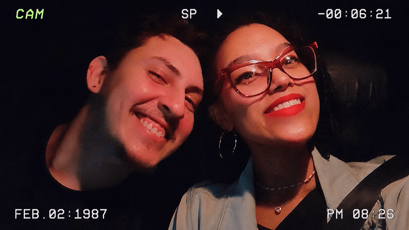 foto dos noivos com efeito de câmera antiga