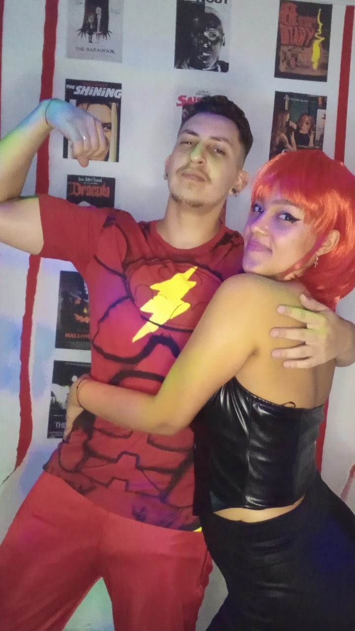 foto dos noivos em uma festa de halloween com fantasia de Flash e Mulher Gato