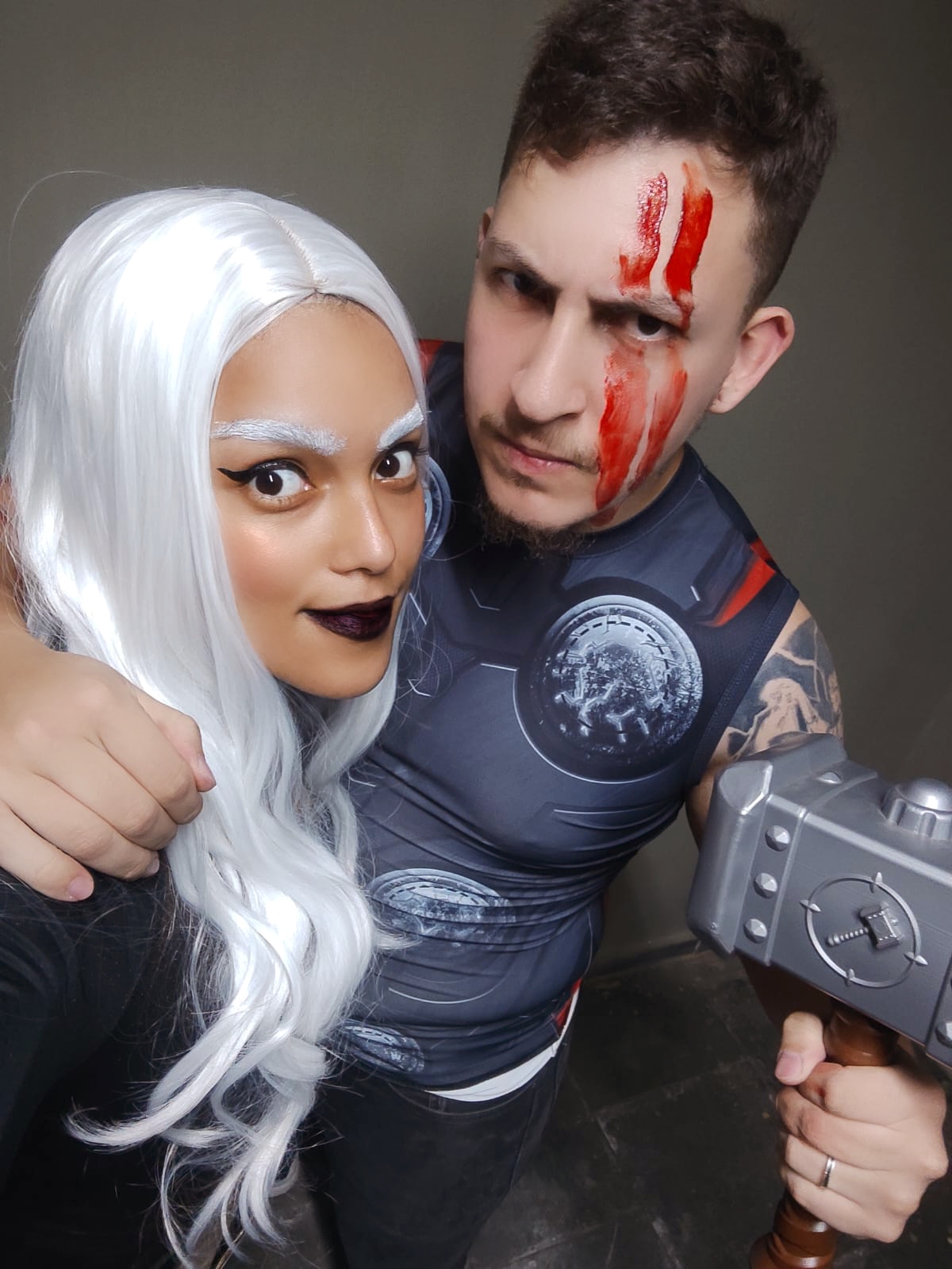 foto dos noivos em uma festa de halloween com fantasia de Thor e Tempestade