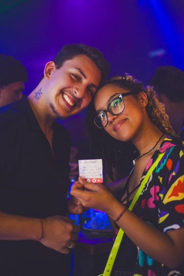foto dos noivos em uma balada com um bilhete de amor