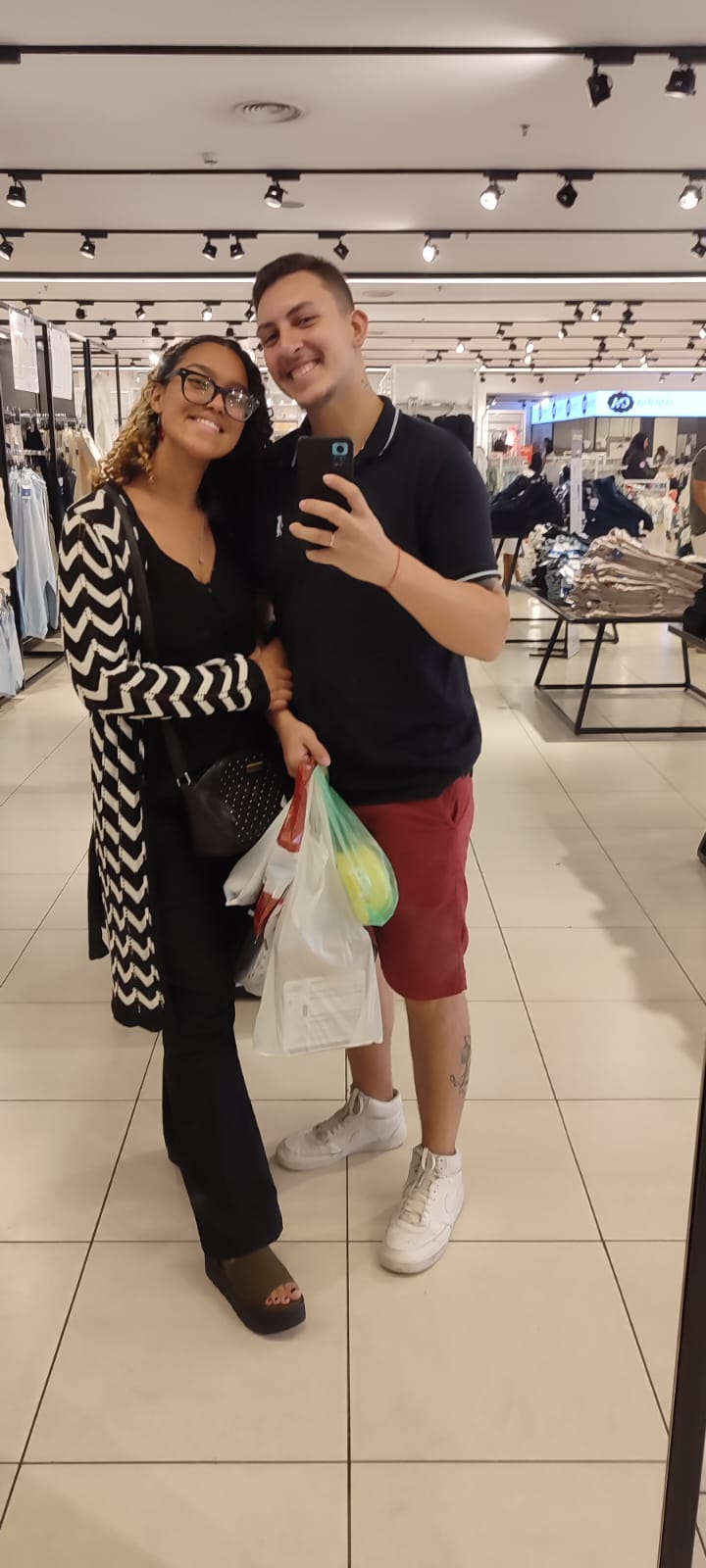 foto dos noivos em uma loja