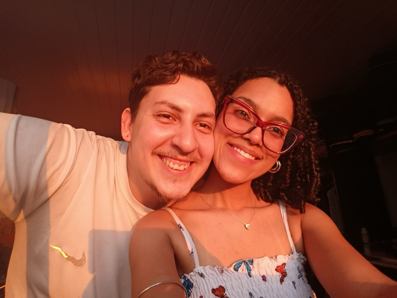 foto dos noivos no quarto com o sol batendo em seus rostos