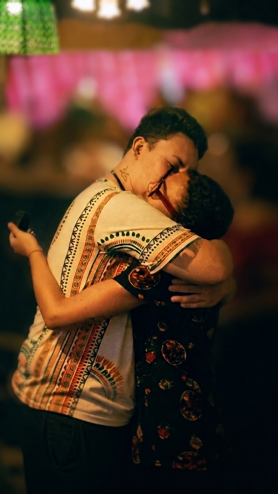 foto dos noivos no dia do noivado em uma noite de magia